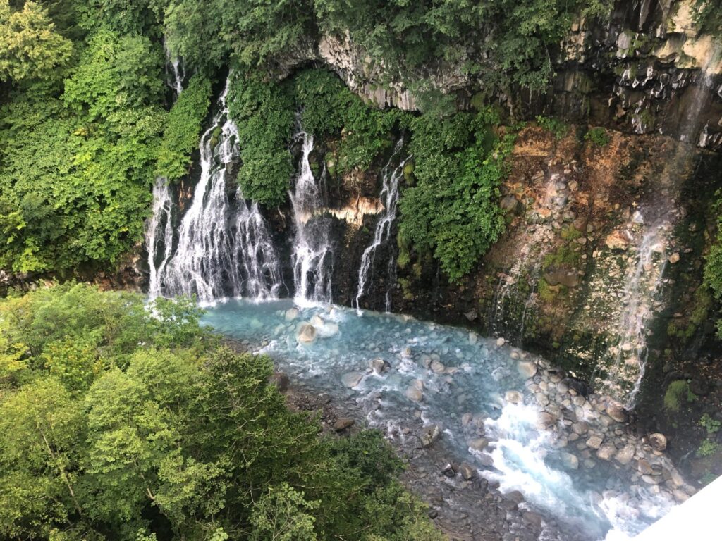 白髭の滝　札幌市内・札幌市内近郊の方大歓迎！中央区・北区・南区・西区・東区・手稲区・白石区・厚別区・北広島・石狩市・江別・千歳・恵庭・小樽等の近郊地域からの問い合わせもあります。就労継続支援A型や札幌の就労移行支援からの移籍も可能です。無料送迎・昼食・工賃に関してはお問い合わせ下さい。体験利用あり。引きこもり・精神障害・統合失調症・うつ病・気分変調症・ADHD・ASDの方からの問い合わせが多いです。相談支援員さんを通していただくか、セルフプランも可能です。好きな日、好きな時間、週1回等、自分のペースで気軽に通所できます。ONEGAME（ワンゲーム）札幌清田では、新規メンバー(利用者さん)を随時募集中です。札幌の就労継続支援B型をお探しの方は、お気軽にお問い合わせ下さい。eスポーツ・ゲーム技術の向上をしながら動画制作・映像編集・データ入力等のパソコンを使った作業を行いステップアップ可能です。また、カルチャーブースも併設しています。eスポーツ以外でもハンドメイドアクセサリー（ピアス・イヤリング）の制作・レジン製作等の手作り商品制作・写真撮影・作業工程動画編集・データ管理・ブログやSNS発信・ネット通販出品・商品発送等を行っていただきます。eスポーツ専門B型事業所　利用者さん募集